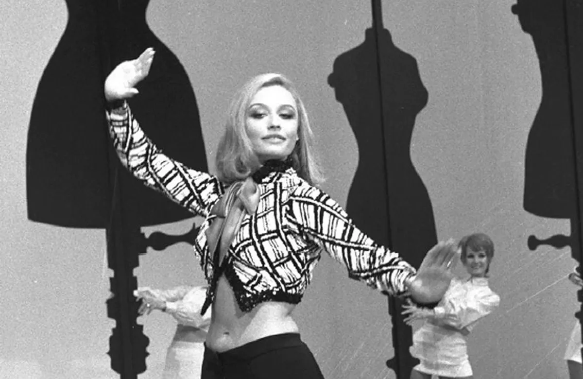 Rossorame: omaggio a Raffaella Carrà